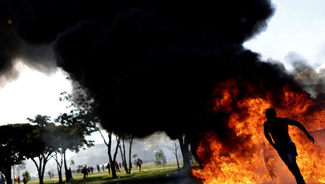 В Бразилии манифестанты подожгли еще одно министерство