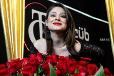 Азербайджанской телеведущей подарили 101 розу в эфире (ФОТО)