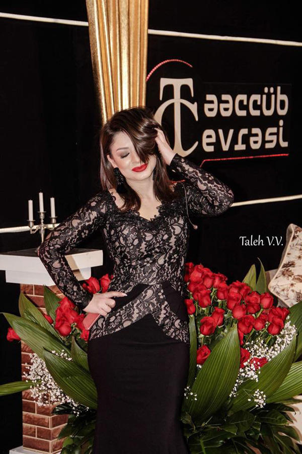 Азербайджанской телеведущей подарили 101 розу в эфире (ФОТО) - Gallery Image