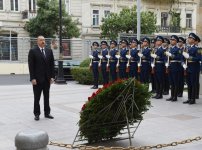 Президент Ильхам Алиев  посетил памятник, воздвигнутый в честь Азербайджанской Демократической Республики (ФОТО)
