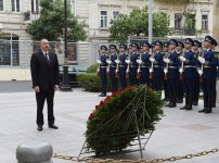 Prezident İlham Əliyev Azərbaycan Xalq Cümhuriyyətinin şərəfinə ucaldılmış abidəni ziyarət edib (FOTO) (YENİLƏNİB)