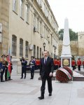 Президент Ильхам Алиев  посетил памятник, воздвигнутый в честь Азербайджанской Демократической Республики (ФОТО) - Gallery Thumbnail