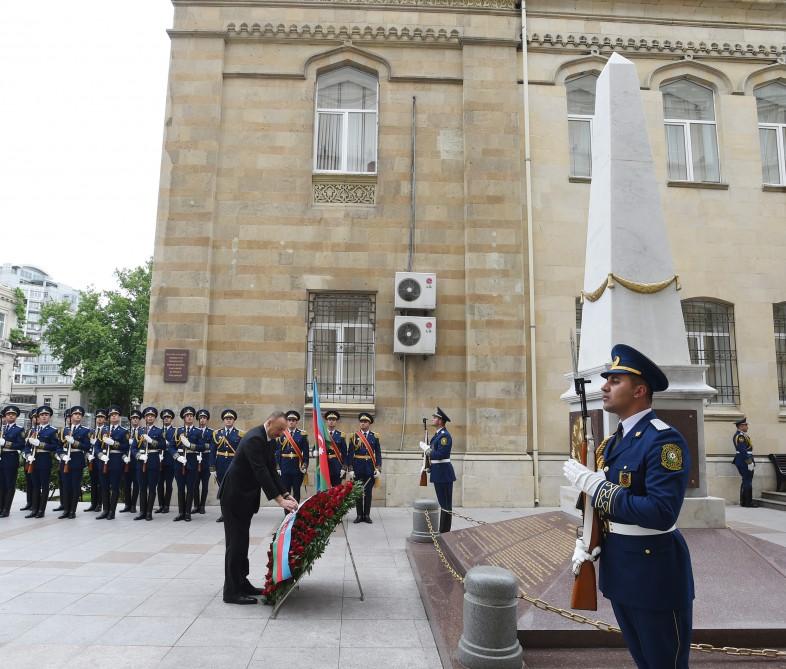Президент Ильхам Алиев  посетил памятник, воздвигнутый в честь Азербайджанской Демократической Республики (ФОТО) - Gallery Image