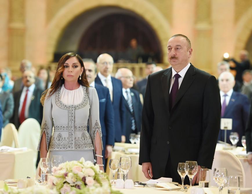 Президент Азербайджана Ильхам Алиев и Первая леди Мехрибан Алиева приняли участие в официальном приеме по случаю Дня Республики (ФОТО) - Gallery Image