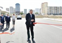 Президент Ильхам Алиев и Первая леди Мехрибан Алиева приняли участие в открытии новых дорог в Баку (ФОТО) (версия 2) - Gallery Thumbnail