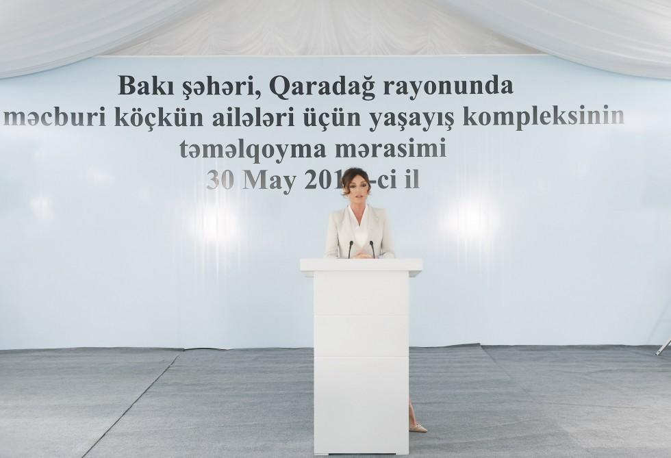 Первый вице-президент Азербайджана Мехрибан Алиева приняла участие в церемонии закладки в Баку фундамента жилого комплекса для семей вынужденных переселенцев (ФОТО) (версия 4) - Gallery Image