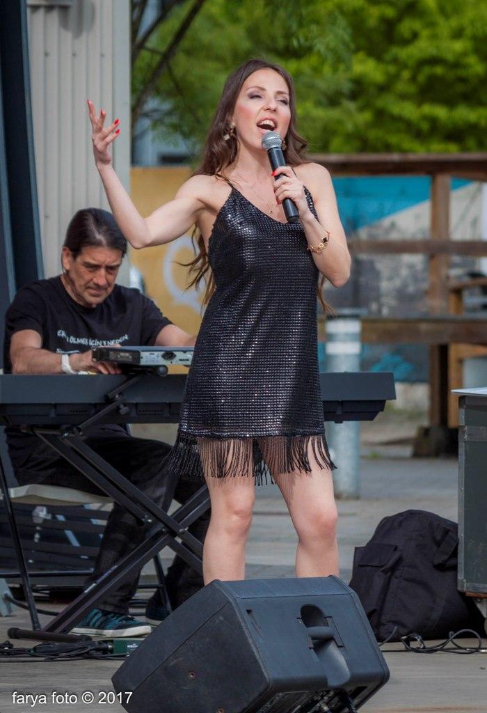 Азербайджанская певица в Канаде выступила с соло-концертом (ФОТО)