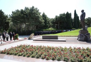 Азербайджанские авиаторы посетили могилу общенационального лидера Гейдара Алиева (ФОТО)