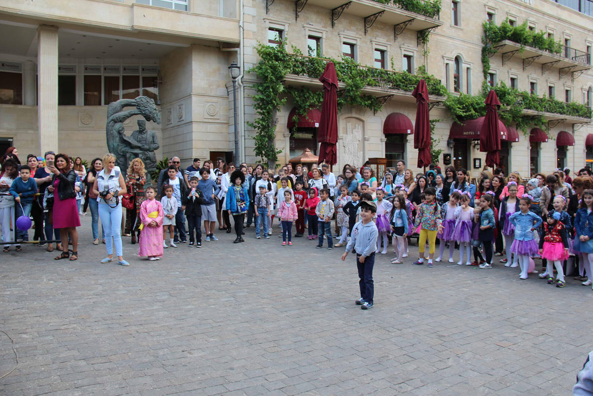 Один день в древней части Баку – фокусы, куклы, сказки и музыка (ФОТО)