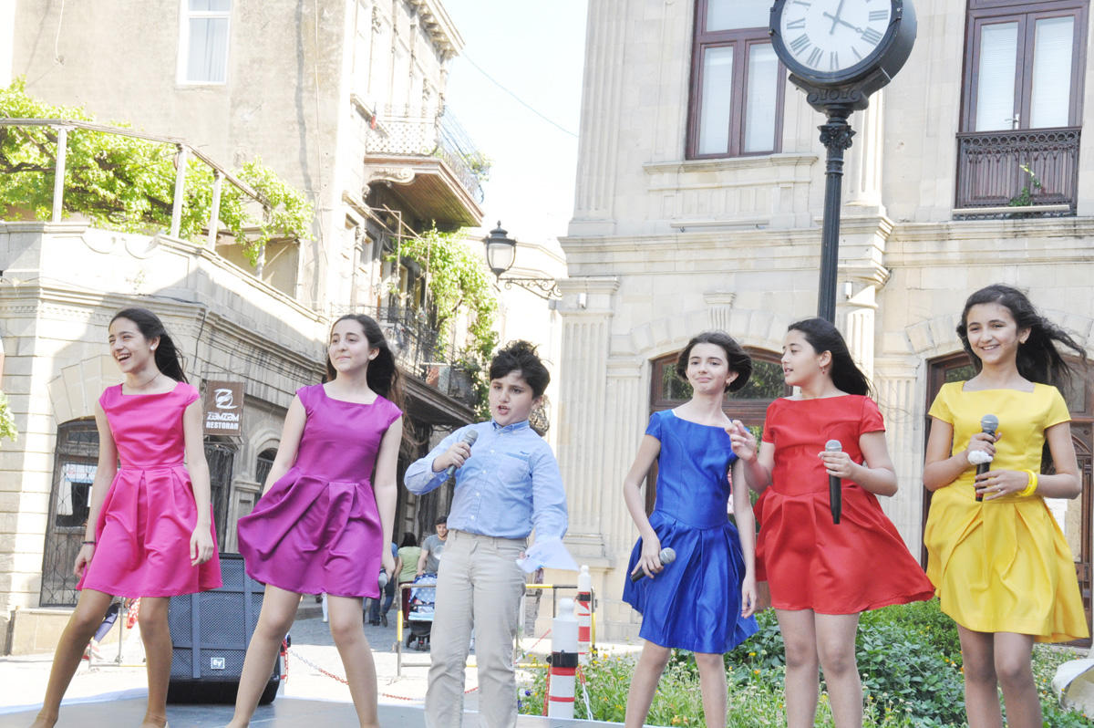 Туристы в Ичери шехер очарованы азербайджанскими детьми (ФОТО)