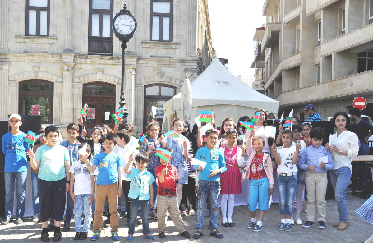 Туристы в Ичери шехер очарованы азербайджанскими детьми (ФОТО)