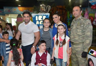 Спортсмены и военнослужащие провели в Баку акцию "Подари улыбку другу" (ФОТО)