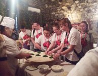 В Баку туристов учат готовить кутабы (ФОТО)