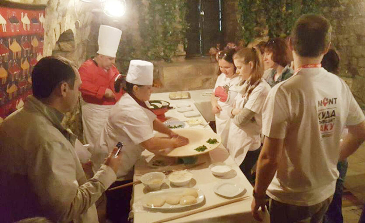В Баку туристов учат готовить кутабы (ФОТО)