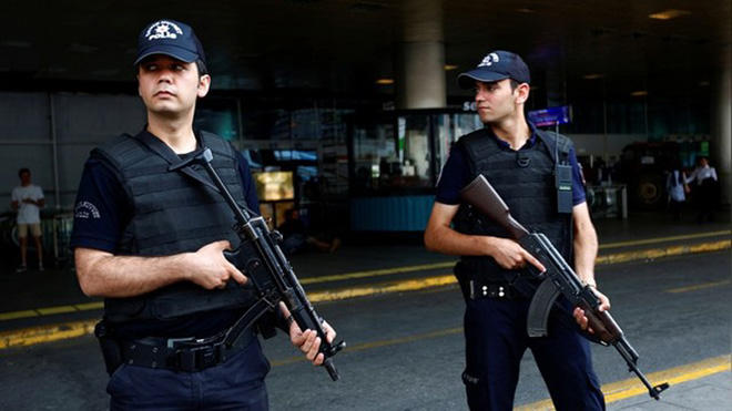 İstanbul polisi antiterror əməliyyatı keçirir, saxlananlar var