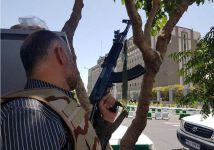 Silahlı şəxs İran parlamentini tərk edib, küçədə insanlara atəş açır (FOTO)