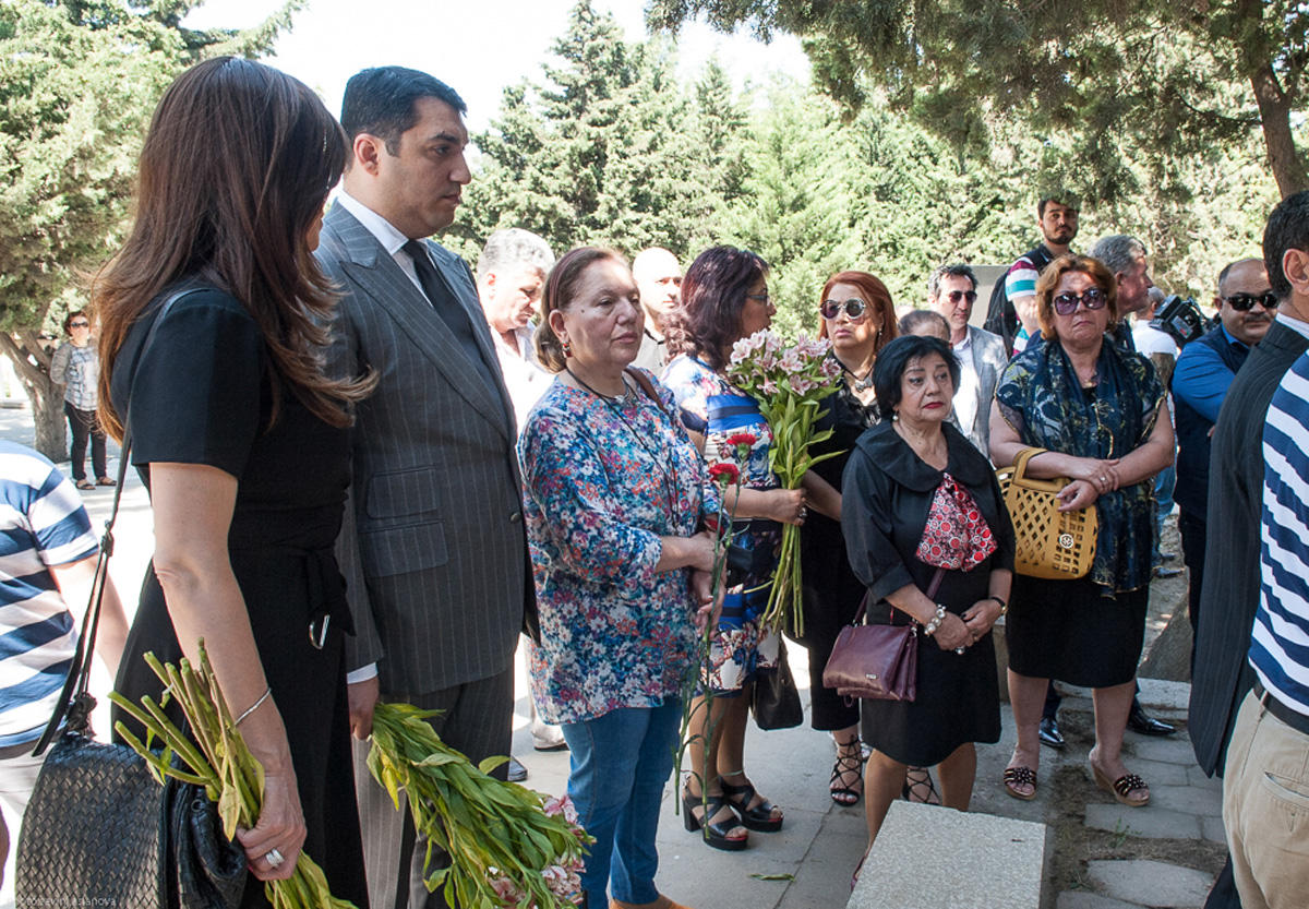 Азербайджанские актеры почтили память известного режиссера (ФОТО)