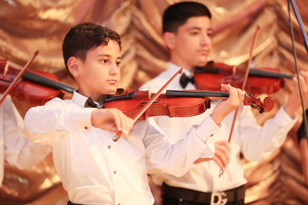 Юбилей школы отметили в Баку праздничным концертом (ФОТО)