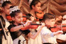 Юбилей школы отметили в Баку праздничным концертом (ФОТО)