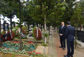 Ilham Aliyev visits grave of late Energy Minister Natig Aliyev (PHOTO)