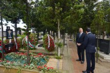 Ilham Aliyev visits grave of late Energy Minister Natig Aliyev (PHOTO)