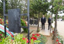 Ilham Aliyev visits grave of late Energy Minister Natig Aliyev (PHOTO)