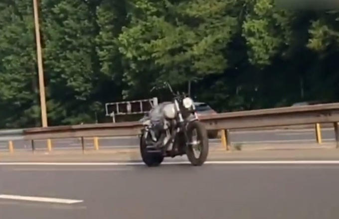Özbaşına hərəkət edən motosiklet (VİDEO)