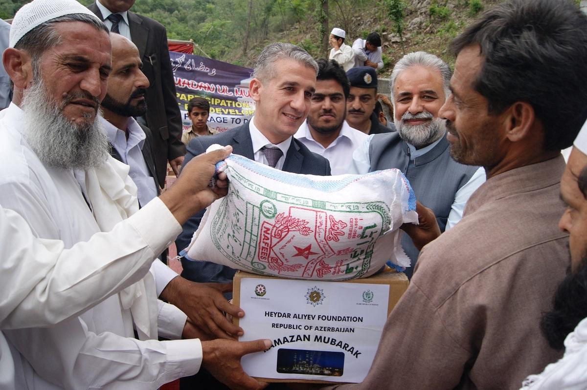 Фонд Гейдара Алиева передал в ряде сел Пакистана подарки в связи с месяцем Рамазан (ФОТО)