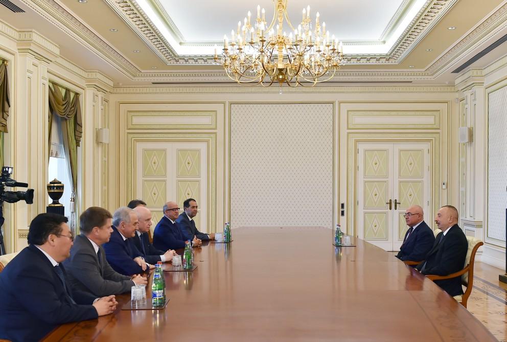 Ilham Aliyev receives heads of CIS Customs Services