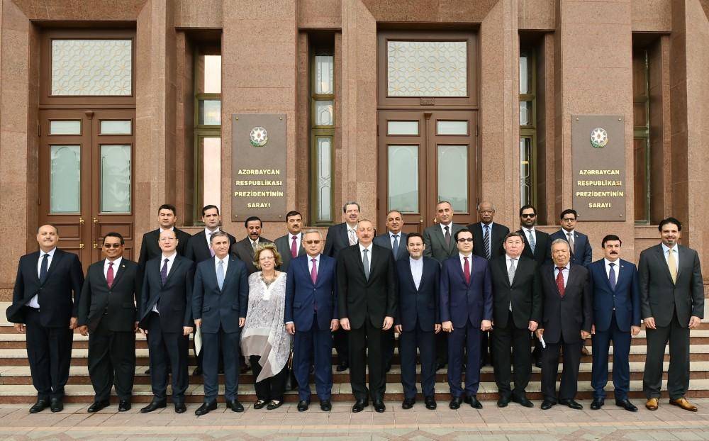 Ilham Aliyev meets envoys, heads of diplomatic missions of Muslim countries (PHOTO)