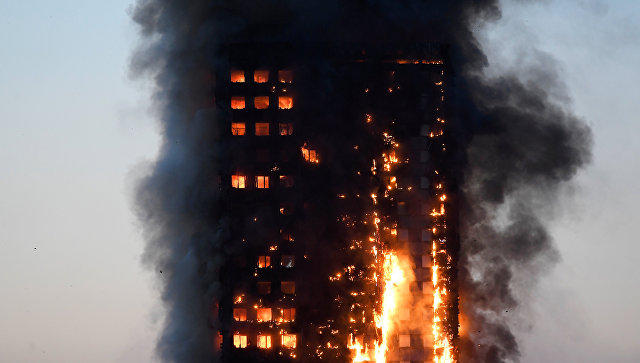 Londra'da 27 katlı binada yangın