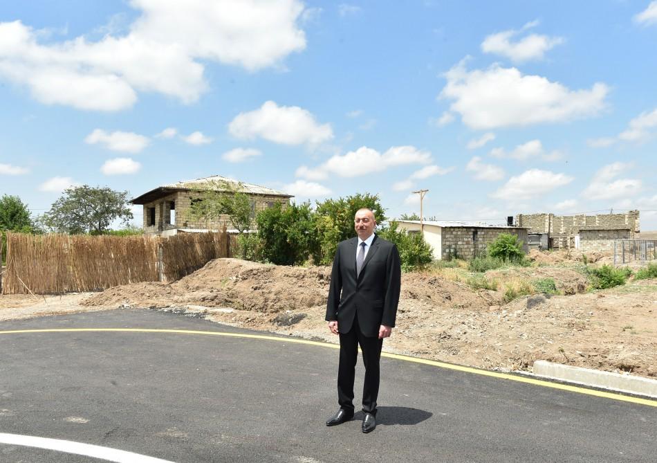 Prezident İlham Əliyev Cocuq Mərcanlı kəndinin ərazisini gəzib (FOTO)