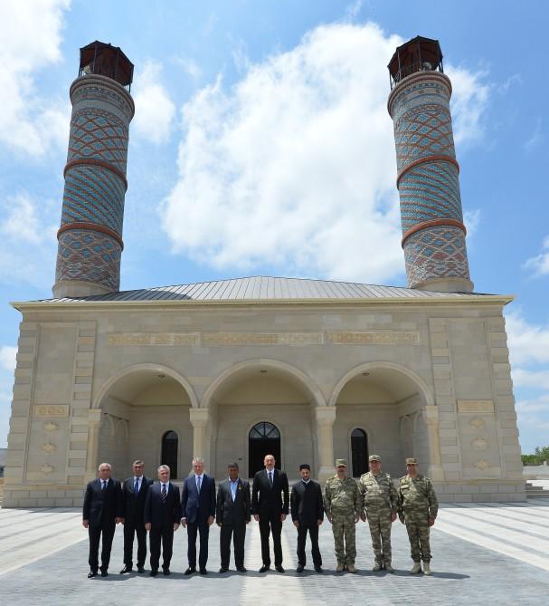 Президент Ильхам Алиев ознакомился с условиями, созданными в мечети в Джоджуг Мерджанлы (ФОТО) - Gallery Image