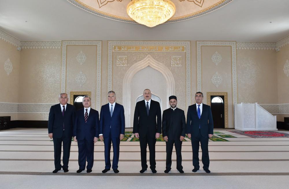 Президент Ильхам Алиев ознакомился с условиями, созданными в мечети в Джоджуг Мерджанлы (ФОТО)
