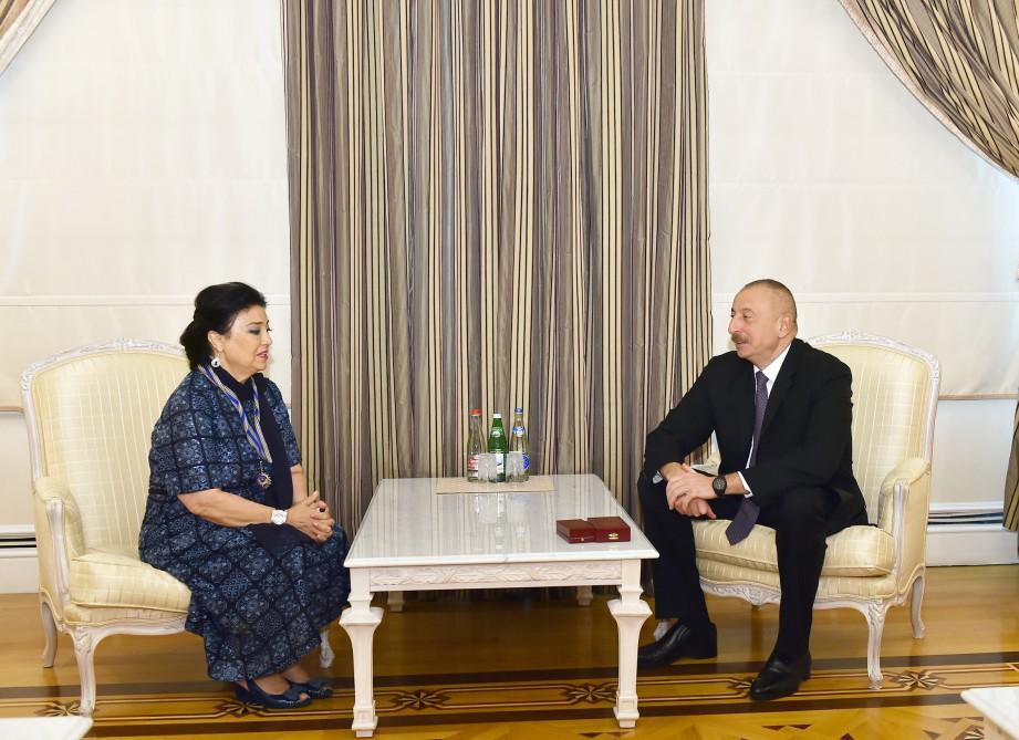 President Aliyev presents ‘Istiglal’ Order to People’s Artist Fidan Gasimova (PHOTO)