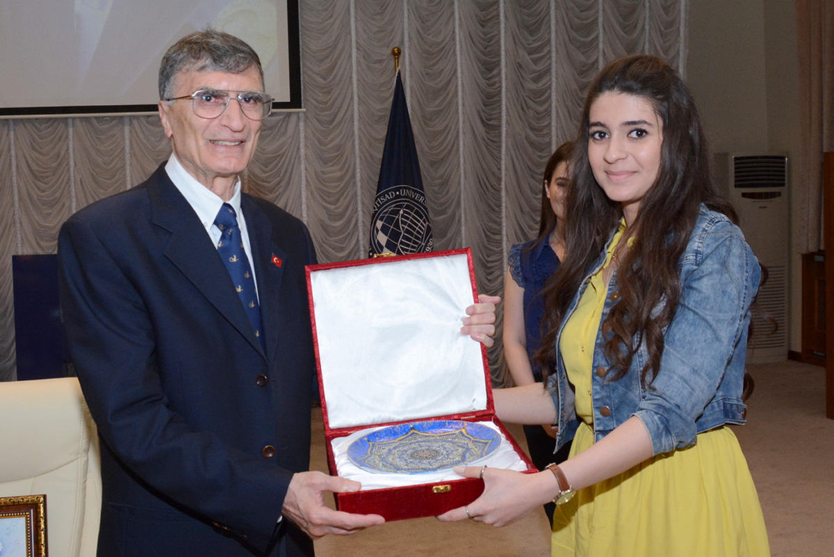 Nobel mükafatı laureatı Aziz Sancar UNEC tələbələri ilə görüşüb (FOTO)