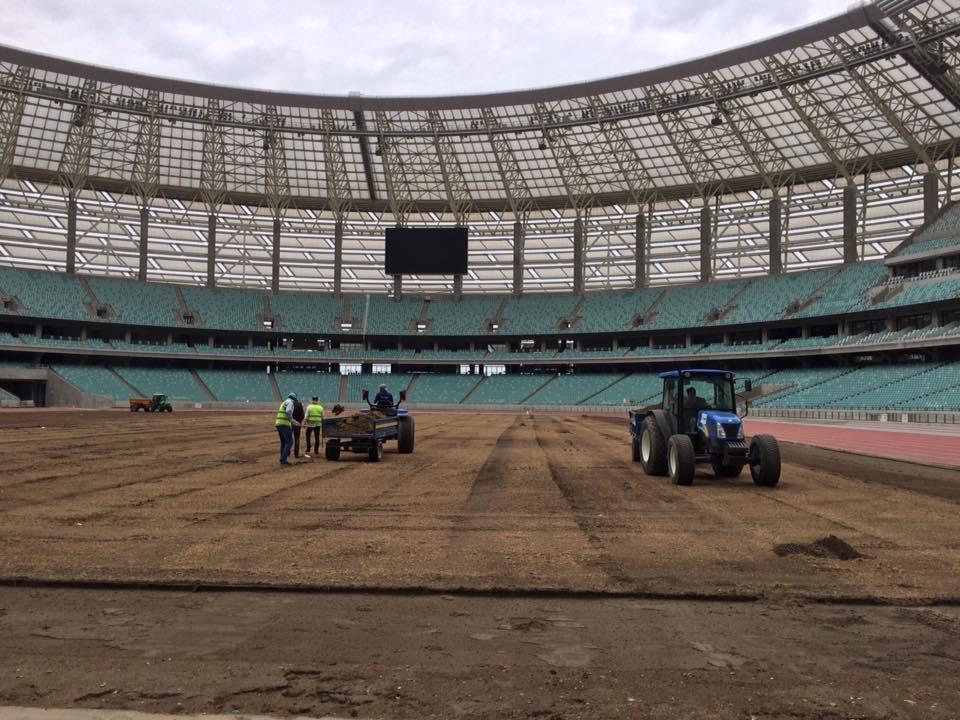 Bakı Olimpiya Stadionunun ot örtüyü dəyişdirilir (FOTO)