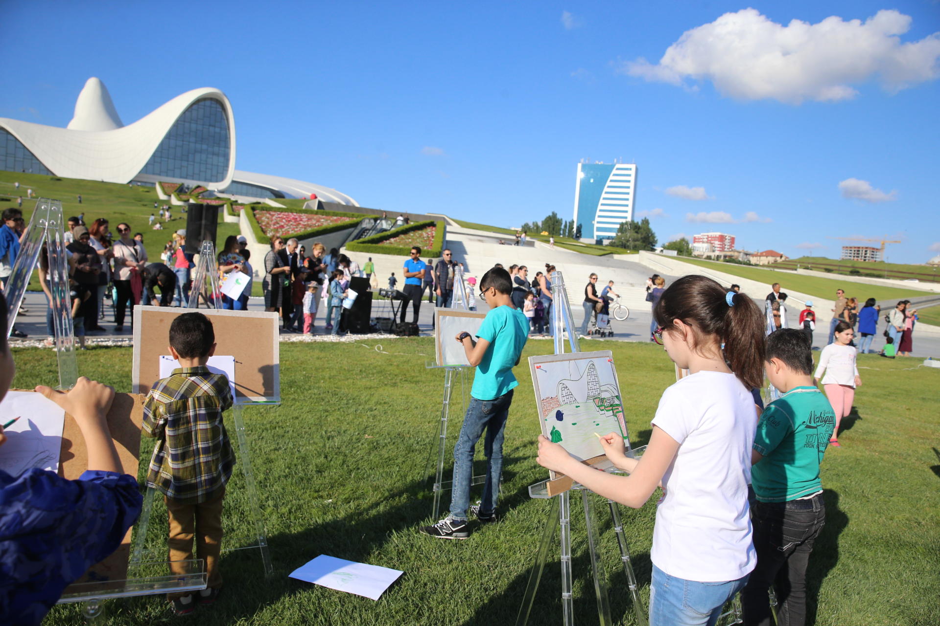 Heydər Əliyev Mərkəzinin parkında uşaqlar üçün rəsm dərsi (FOTO)