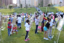 Heydər Əliyev Mərkəzinin parkında uşaqlar üçün rəsm dərsi (FOTO)