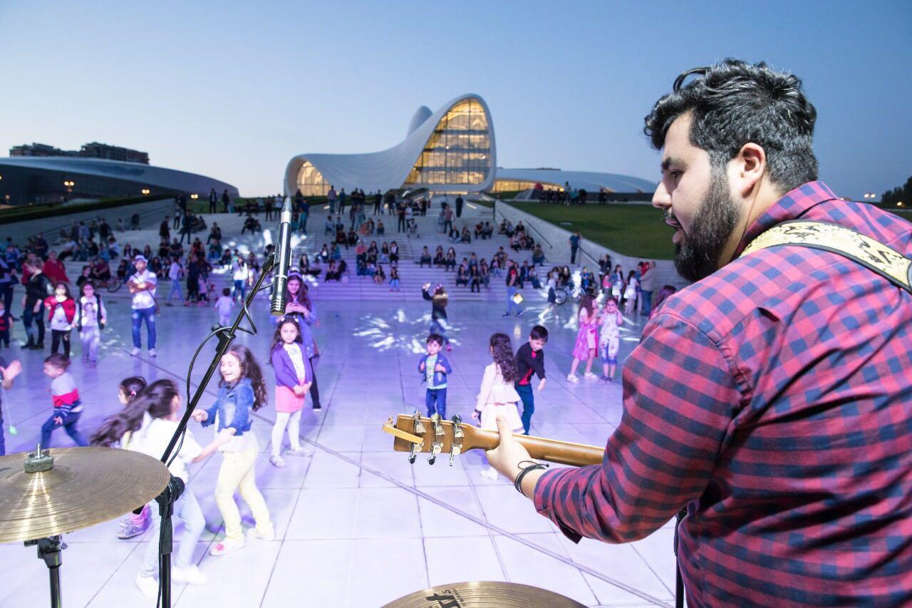 Heydər Əliyev Mərkəzinin parkında dincələnlər üçün konsert təşkil olunub (FOTO)