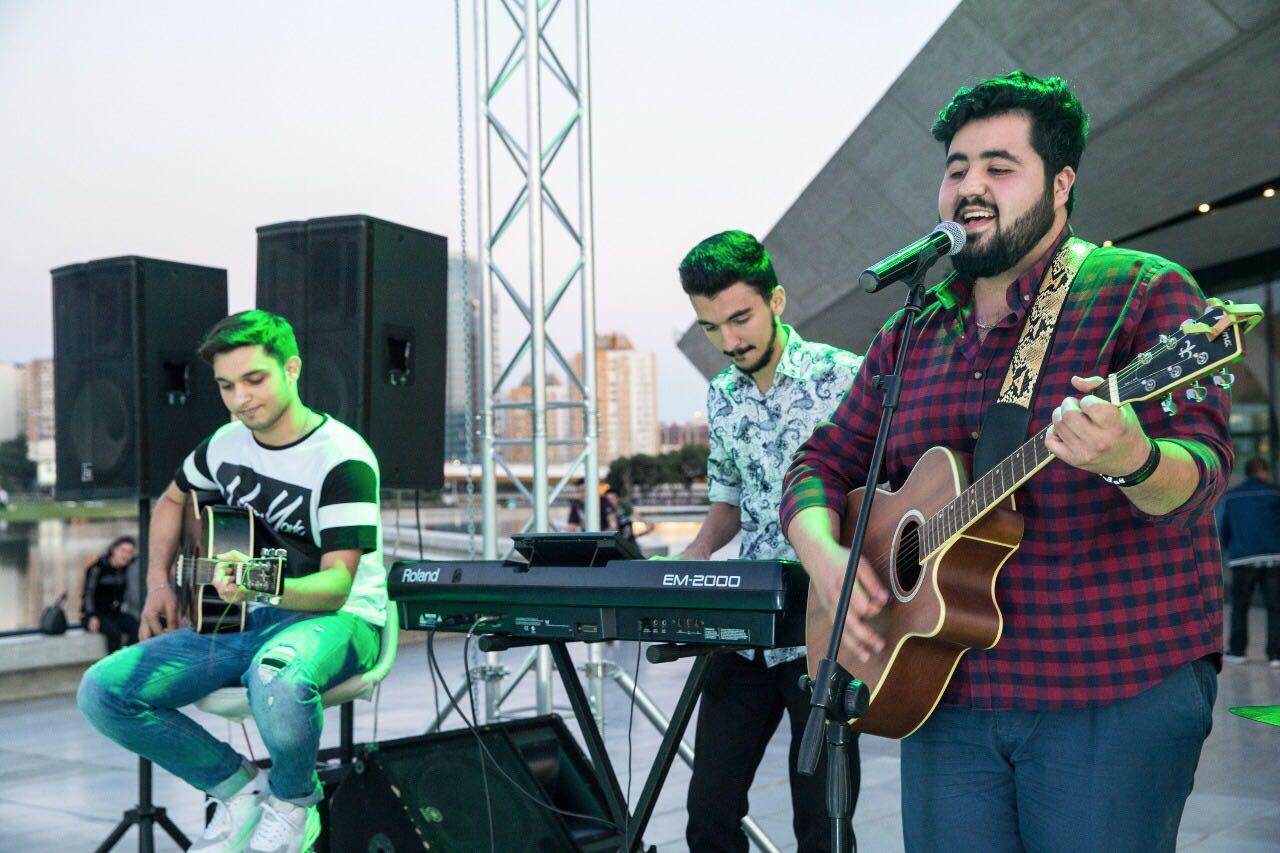 Heydər Əliyev Mərkəzinin parkında dincələnlər üçün konsert təşkil olunub (FOTO)