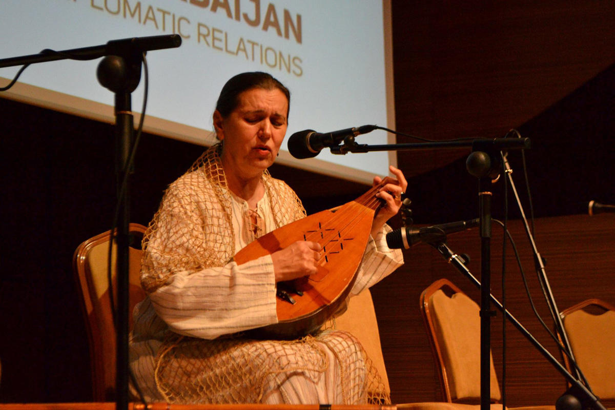 Этническая музыка румын в Международном центре мугама (ФОТО)