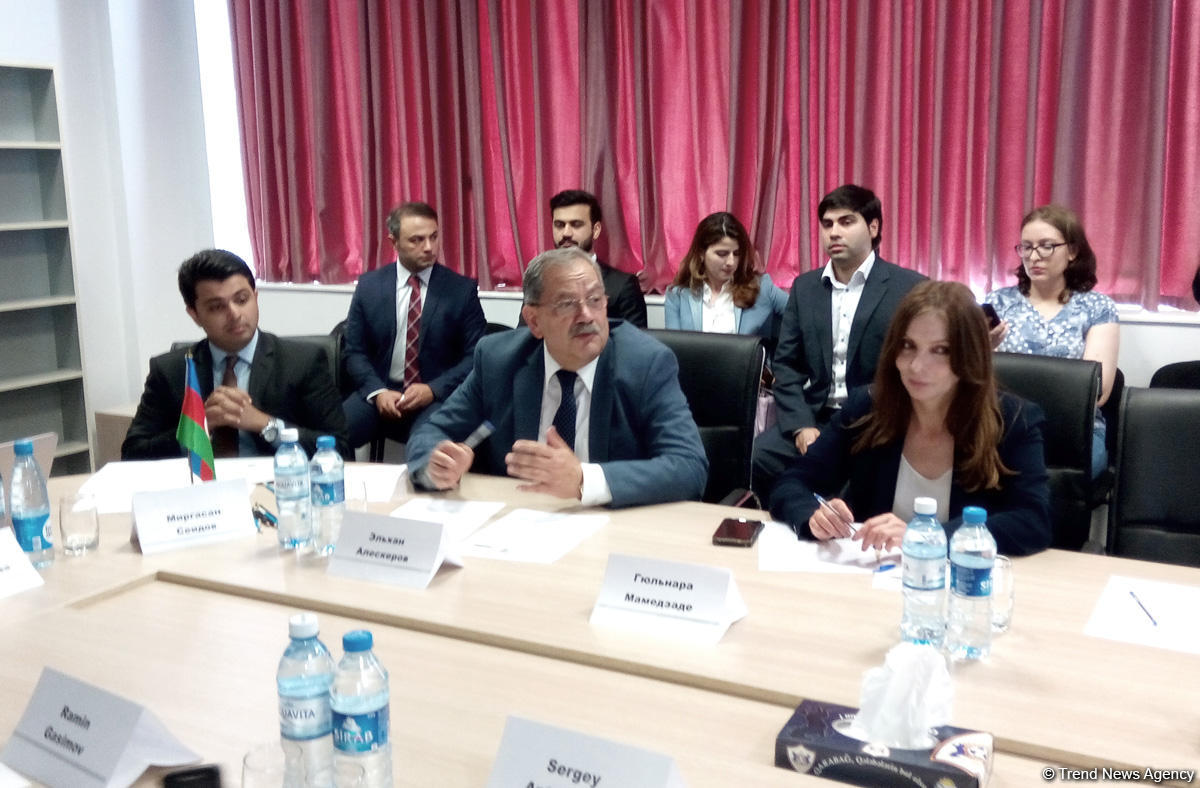 Эксперты обсуждают в Баку на заседании в рамках Молодежного форума российско-азербайджанские отношения (ФОТО)