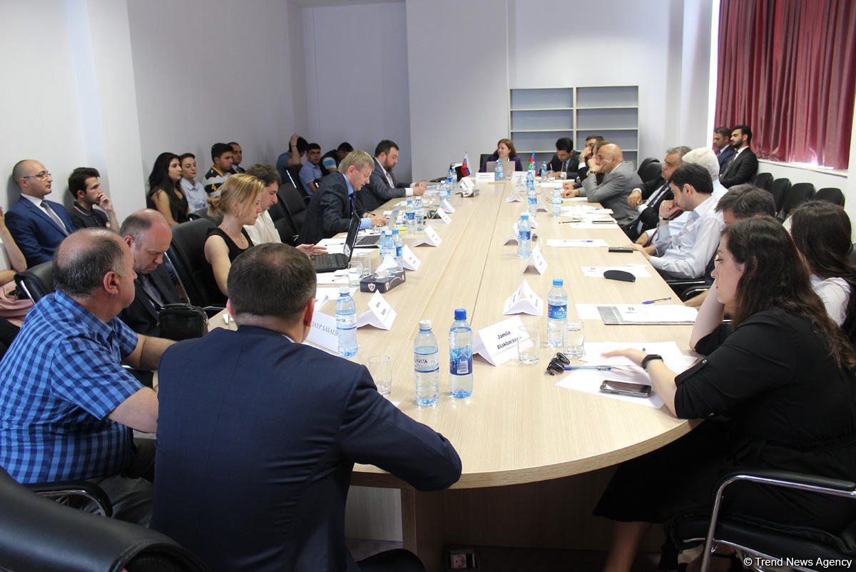Эксперты обсуждают в Баку на заседании в рамках Молодежного форума российско-азербайджанские отношения (ФОТО)