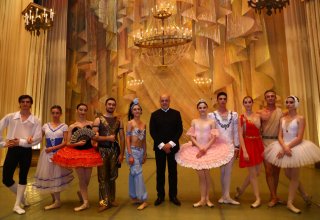 Грация и музыка Баку: Переливающиеся, летящие и воздушные костюмы (ФОТО)
