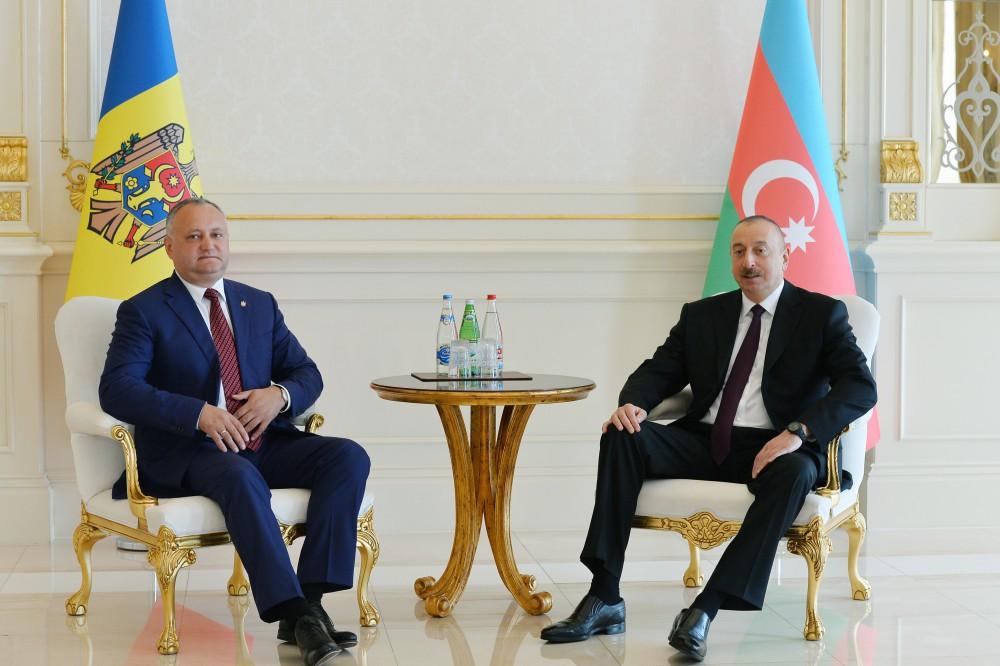Azerbaijani, Moldovan presidents hold one-on-one meeting (PHOTO)
