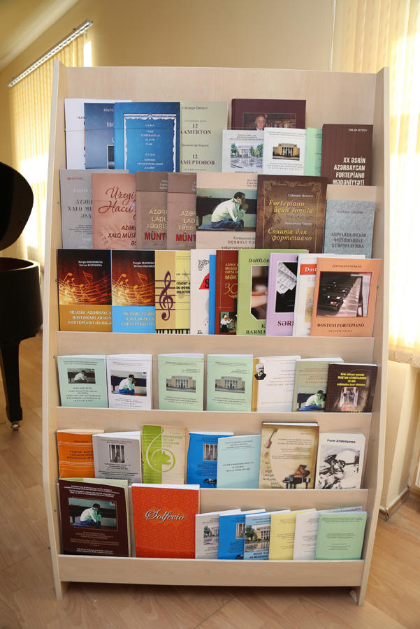 В Баку прошла презентация восьми новых книг и учебных пособий (ФОТО)