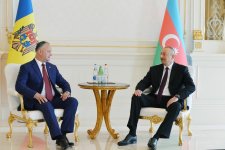 Azerbaijani, Moldovan presidents hold one-on-one meeting (PHOTO)