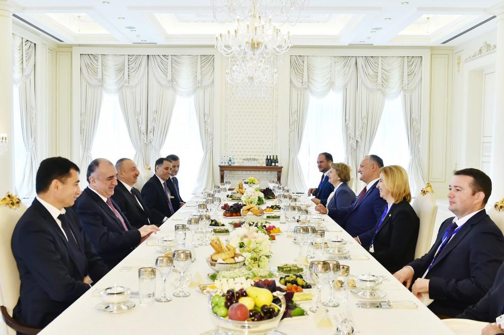 От имени Президента Азербайджана дан официальный обед в честь Президента Молдовы