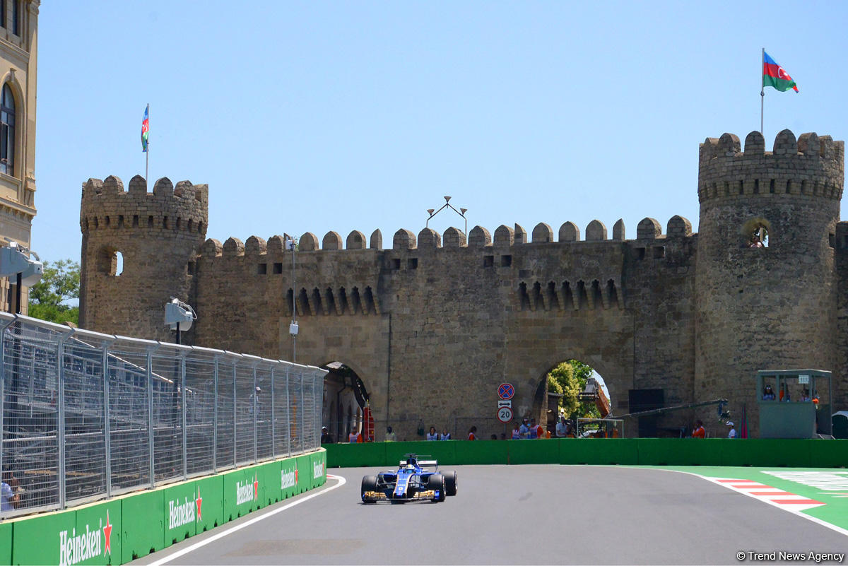 Formula 1 practice session in Baku (PHOTO)
